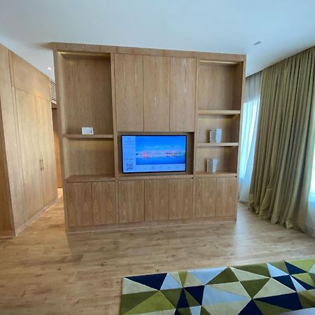 The Bentley Luxury Hotel & Suites Doha Exteriör bild A television in a hotel room