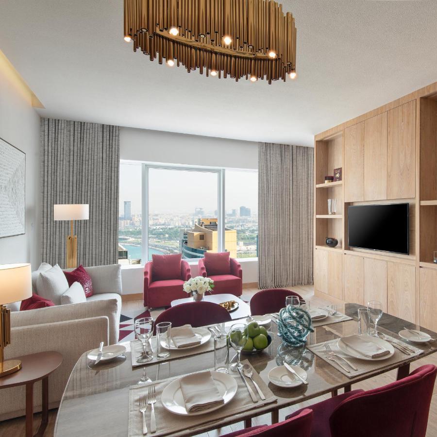 The Bentley Luxury Hotel & Suites Doha Exteriör bild Living room