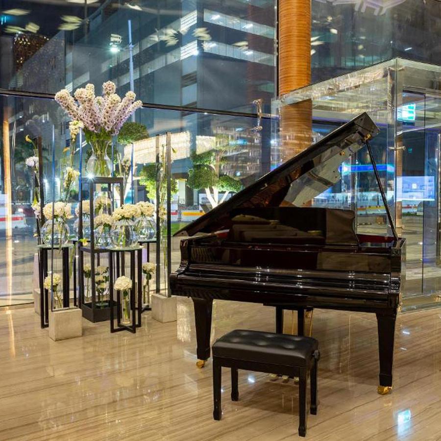 The Bentley Luxury Hotel & Suites Doha Exteriör bild Piano in the lobby