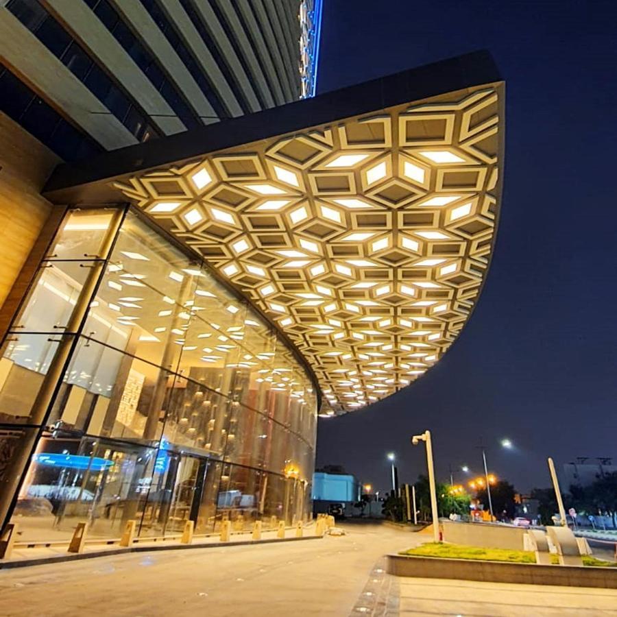 The Bentley Luxury Hotel & Suites Doha Exteriör bild The main entrance of the museum
