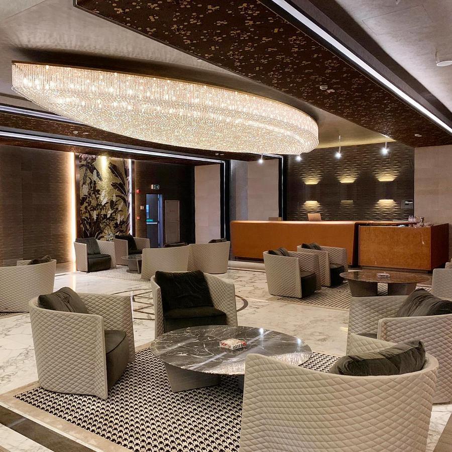 The Bentley Luxury Hotel & Suites Doha Exteriör bild The lounge at the airport