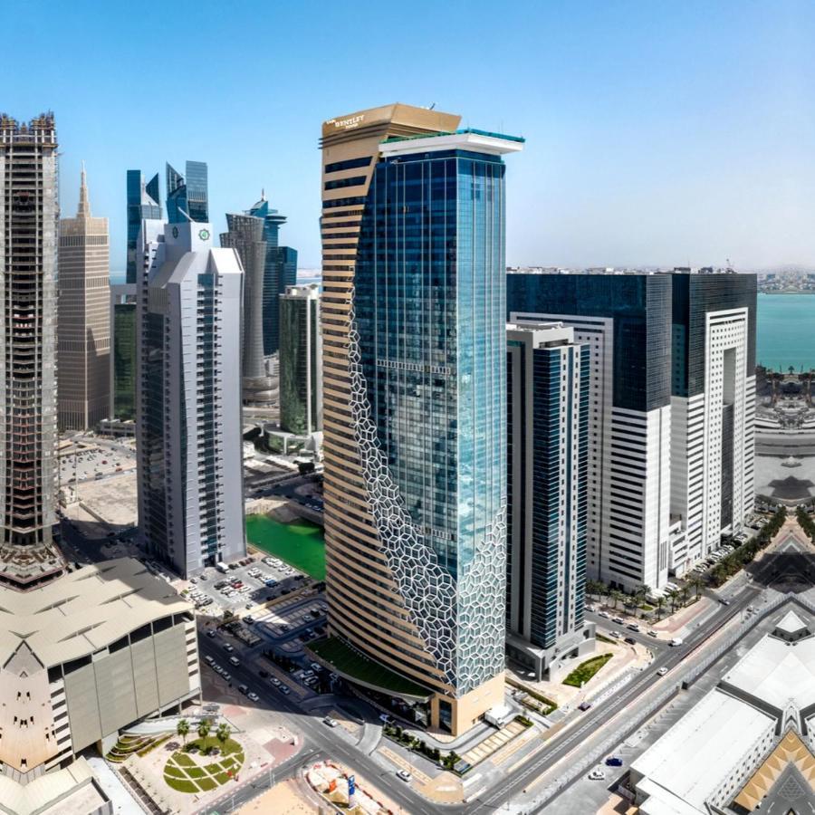 The Bentley Luxury Hotel & Suites Doha Exteriör bild The Torch Doha