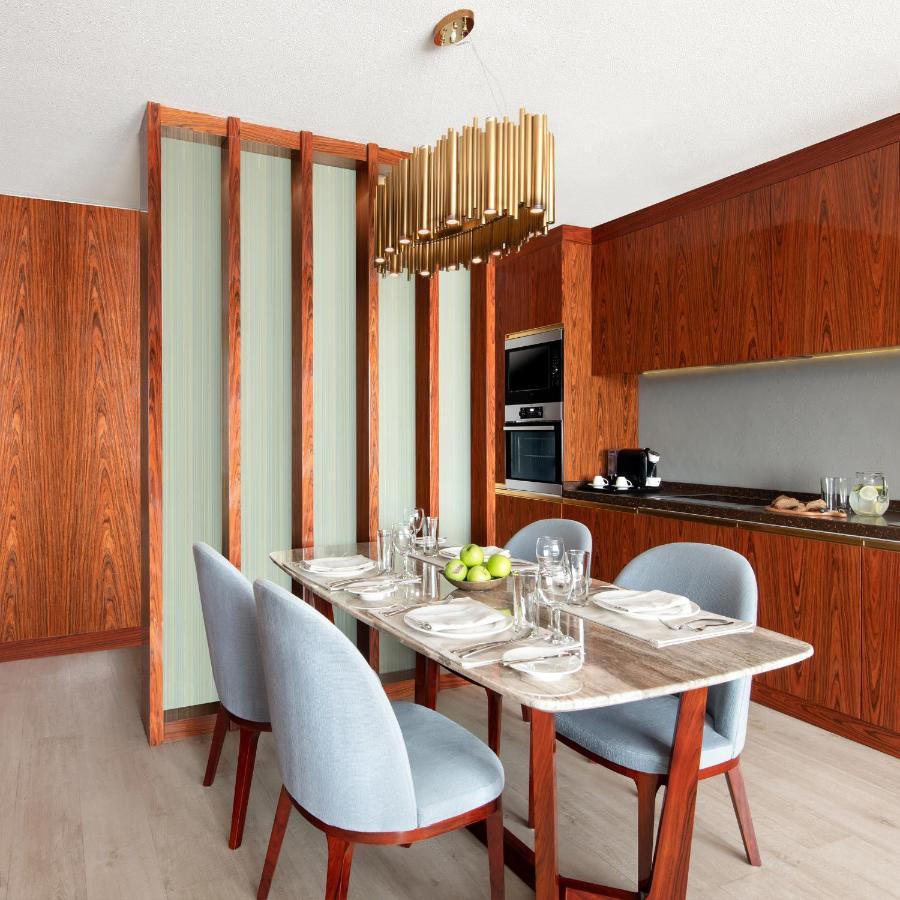 The Bentley Luxury Hotel & Suites Doha Exteriör bild A kitchen in a private house