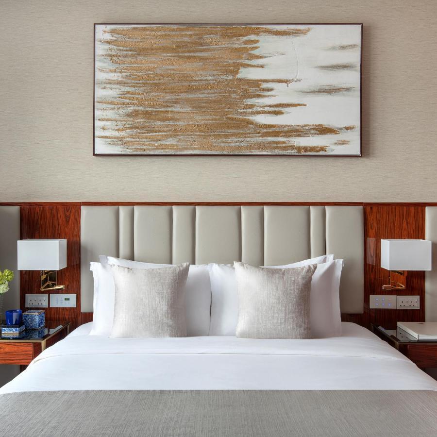 The Bentley Luxury Hotel & Suites Doha Exteriör bild A bedroom at the hotel