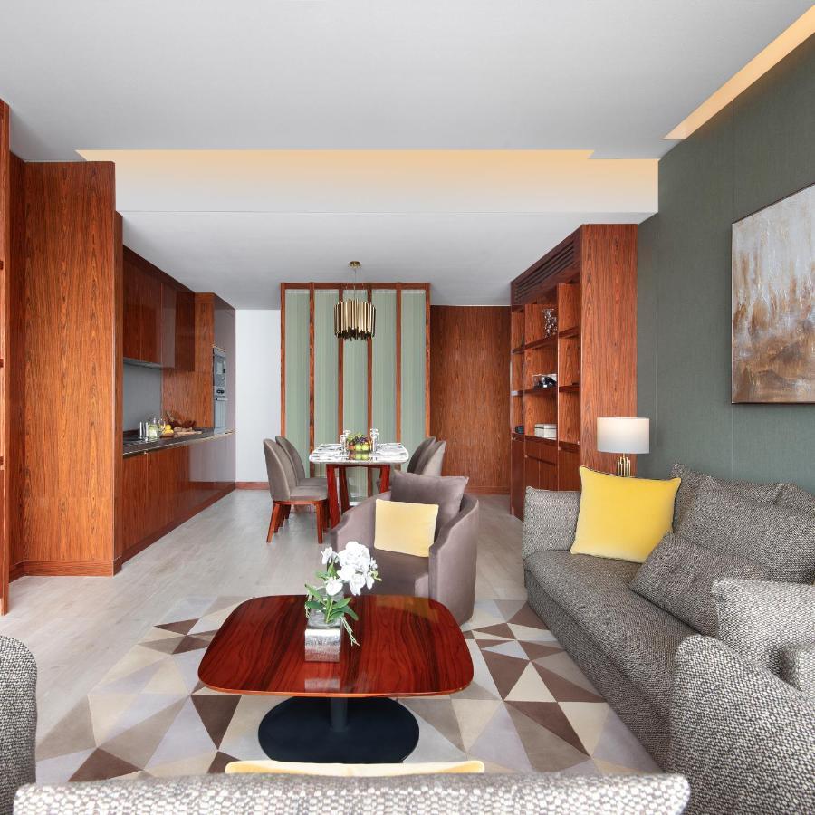 The Bentley Luxury Hotel & Suites Doha Exteriör bild A typical apartment interior