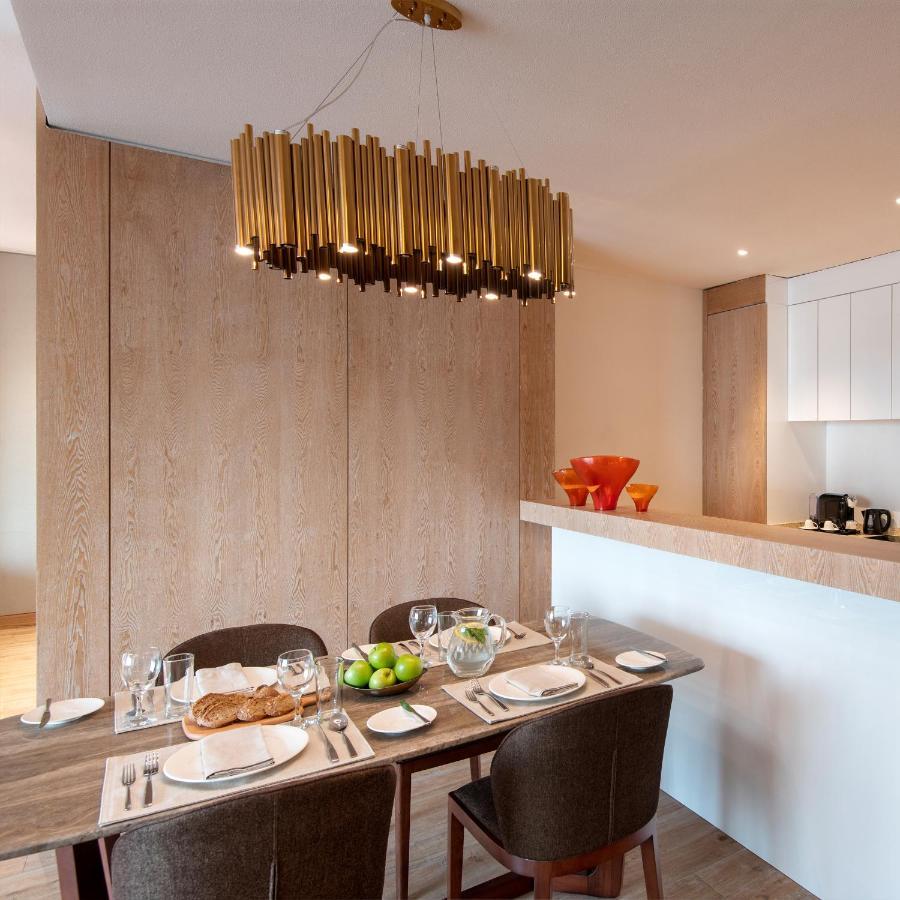 The Bentley Luxury Hotel & Suites Doha Exteriör bild A dining room
