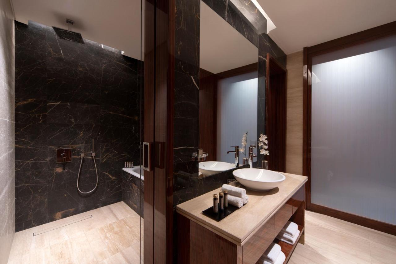 The Bentley Luxury Hotel & Suites Doha Exteriör bild Bathroom