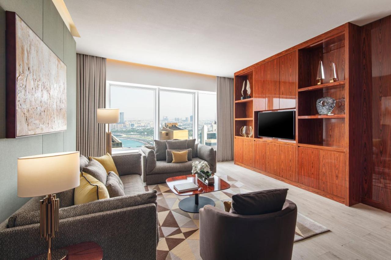 The Bentley Luxury Hotel & Suites Doha Exteriör bild A living room at the hotel