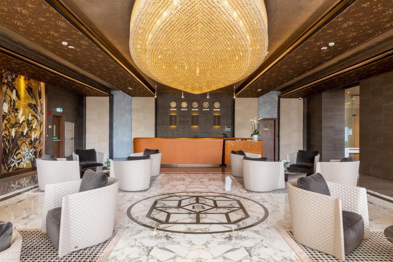 The Bentley Luxury Hotel & Suites Doha Exteriör bild The lobby of the hotel