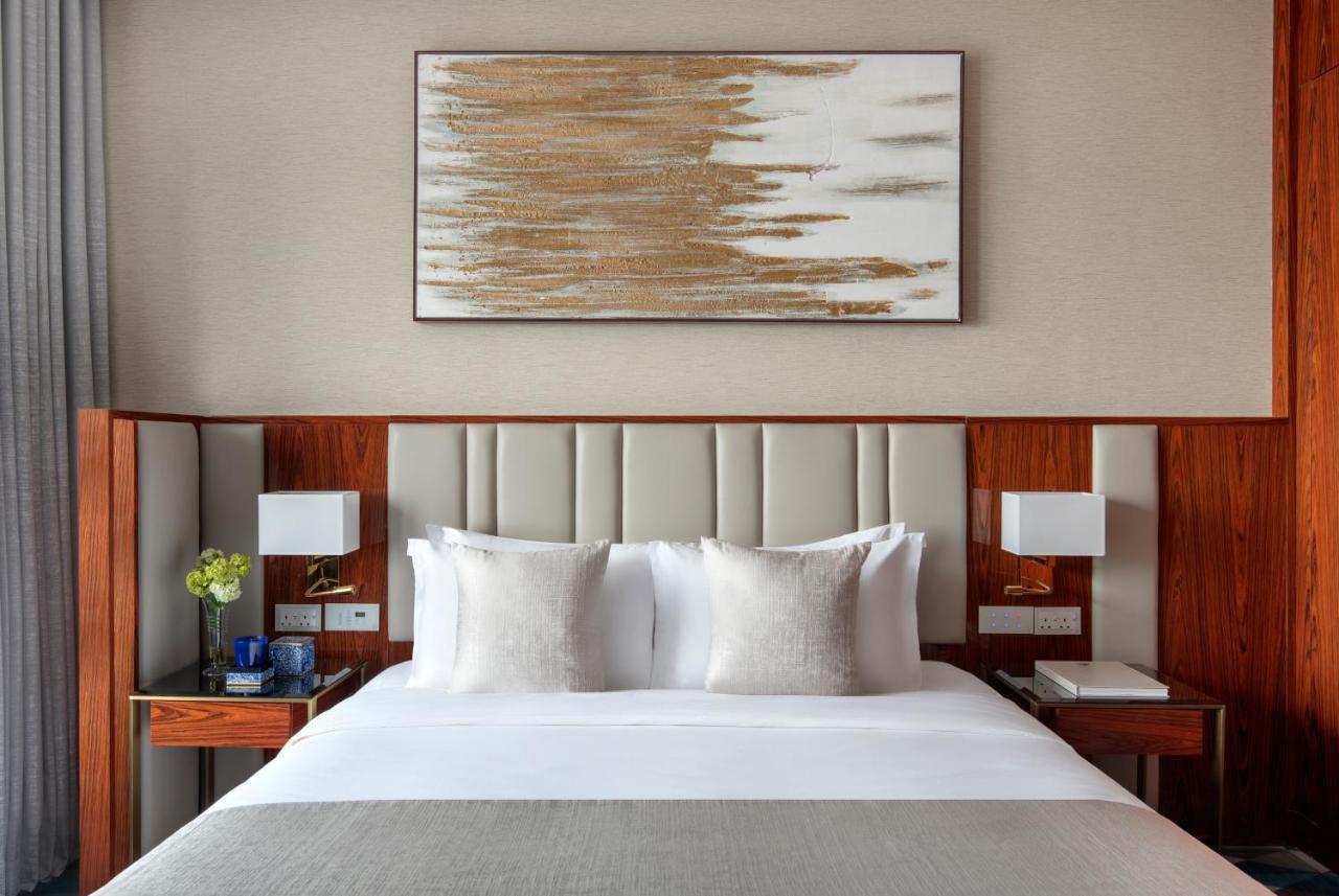 The Bentley Luxury Hotel & Suites Doha Exteriör bild A bedroom at the hotel