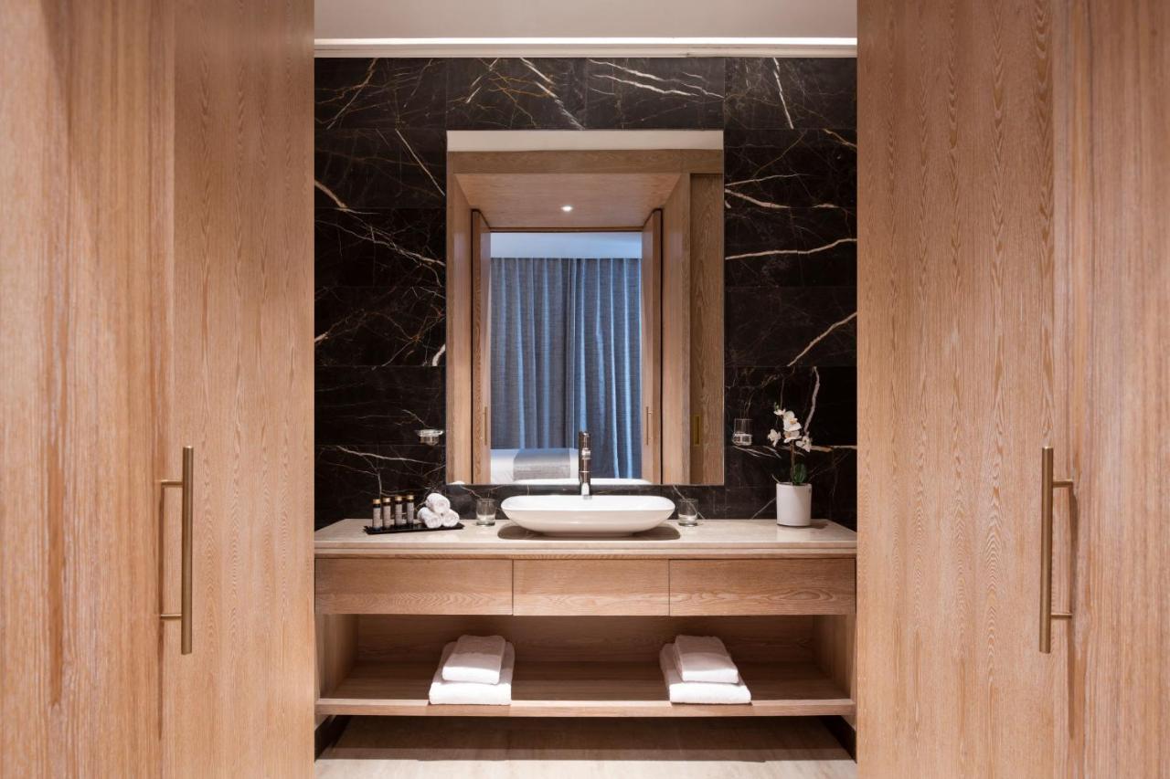 The Bentley Luxury Hotel & Suites Doha Exteriör bild Bathroom