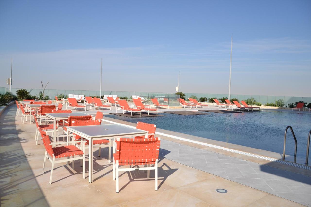 The Bentley Luxury Hotel & Suites Doha Exteriör bild The pool at the Marina Bay Sands
