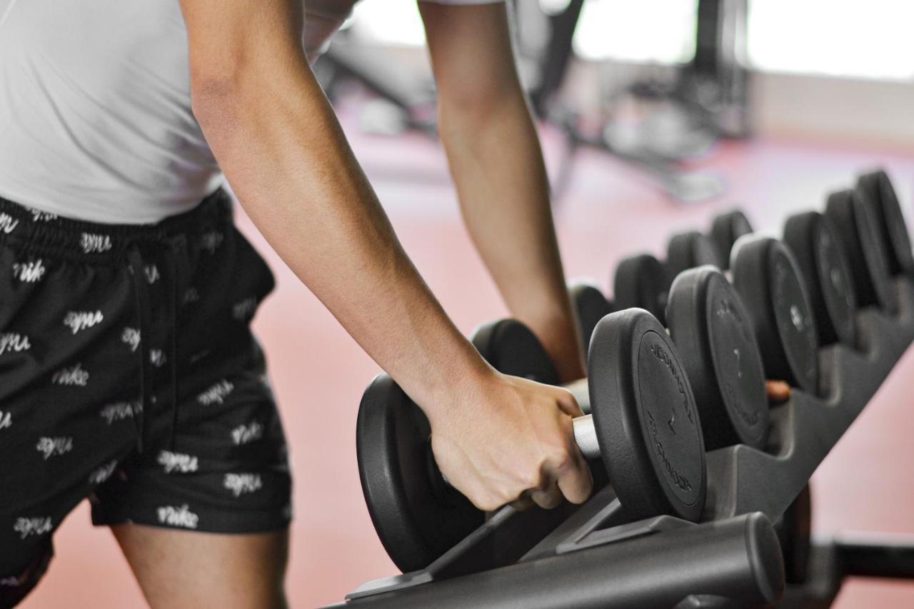 The Bentley Luxury Hotel & Suites Doha Exteriör bild Dumbbell rack