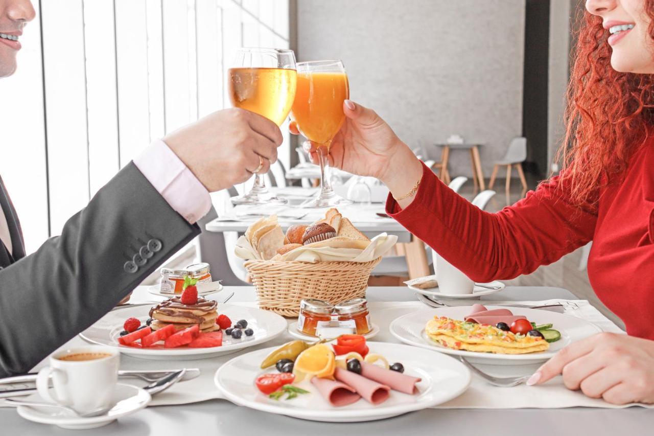 The Bentley Luxury Hotel & Suites Doha Exteriör bild A couple toasting with beer