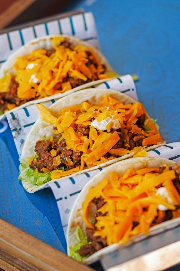 The Bentley Luxury Hotel & Suites Doha Exteriör bild Tacos
