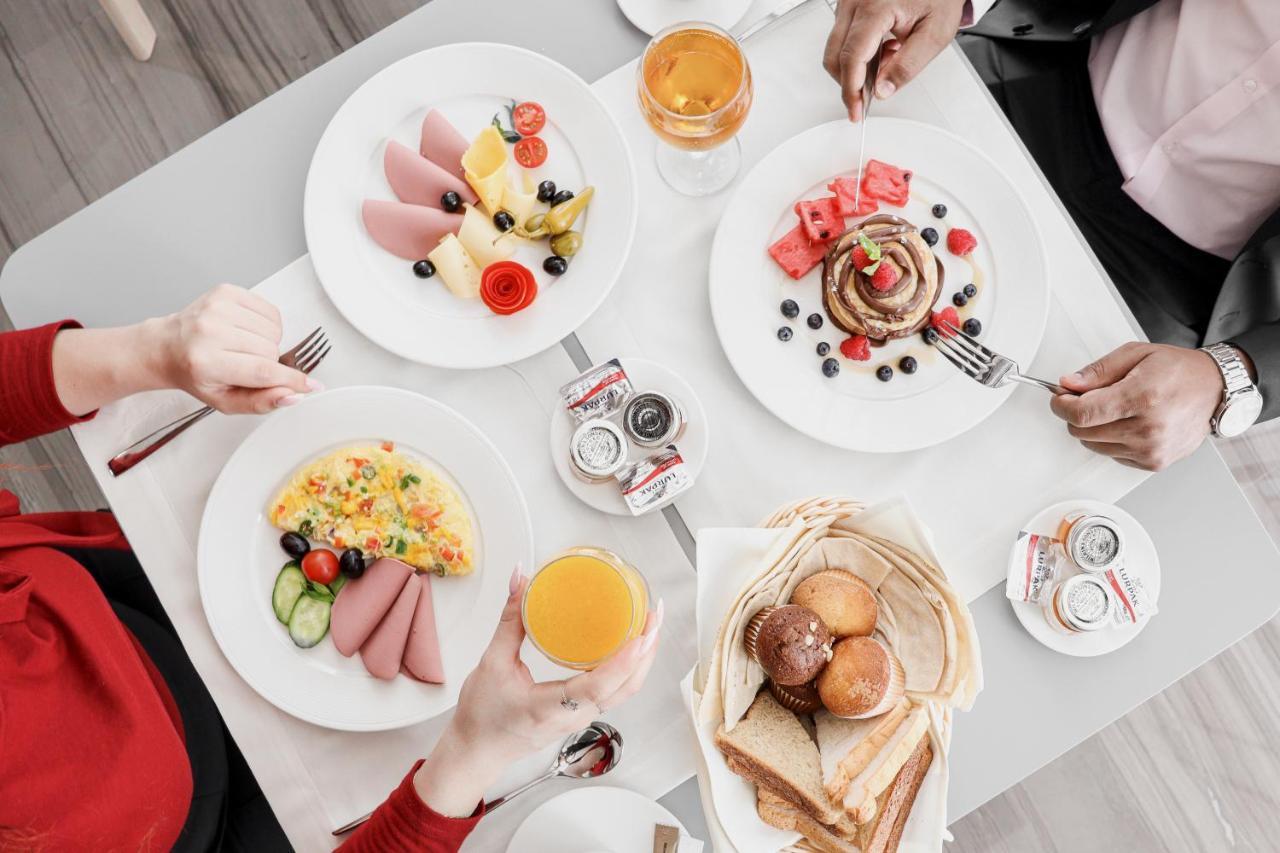 The Bentley Luxury Hotel & Suites Doha Exteriör bild A breakfast at the hotel