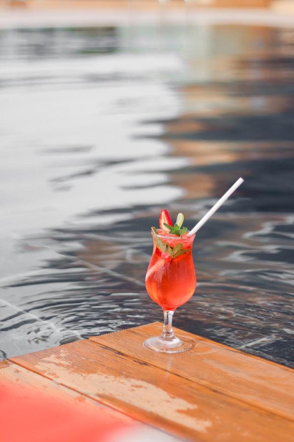 The Bentley Luxury Hotel & Suites Doha Exteriör bild A strawberry daiquiri