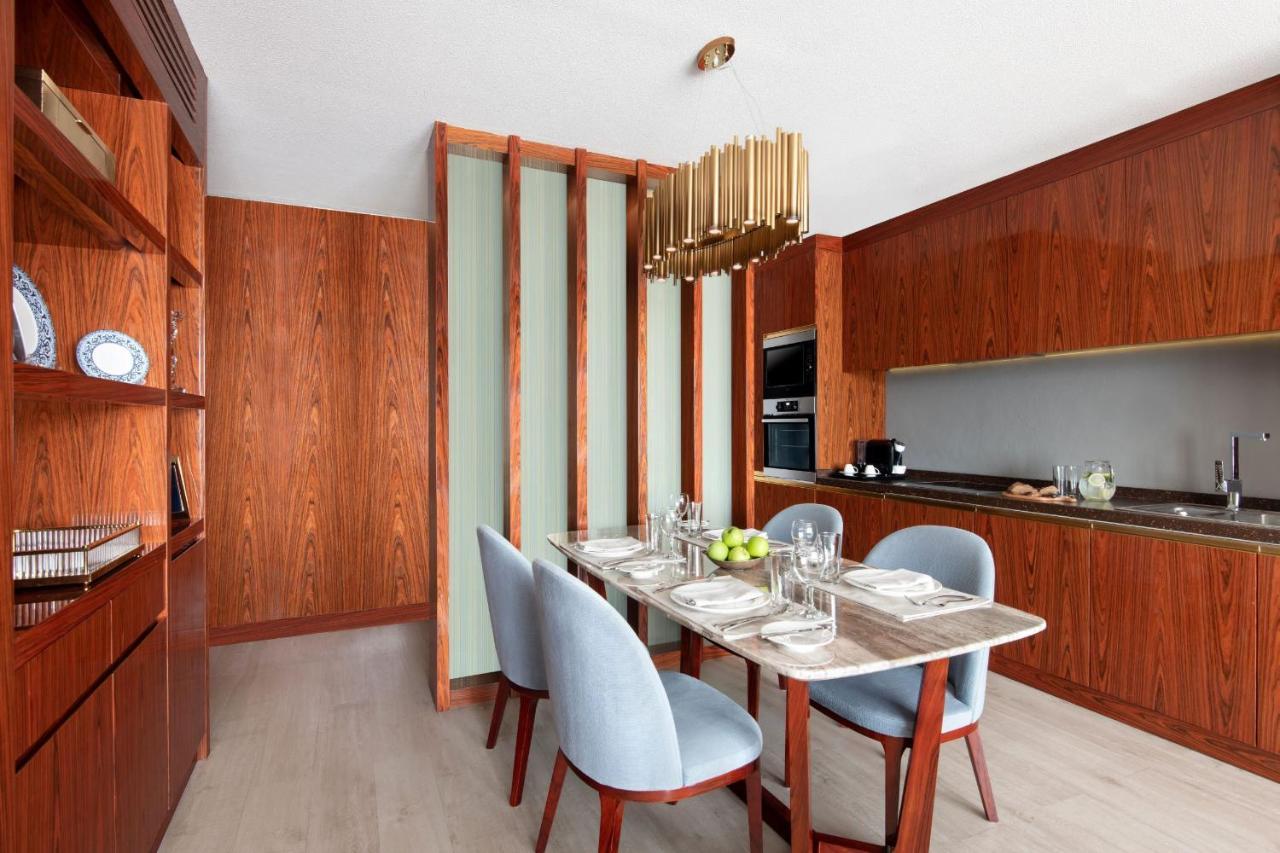 The Bentley Luxury Hotel & Suites Doha Exteriör bild