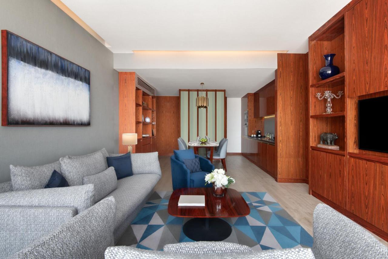 The Bentley Luxury Hotel & Suites Doha Exteriör bild A suite at the hotel