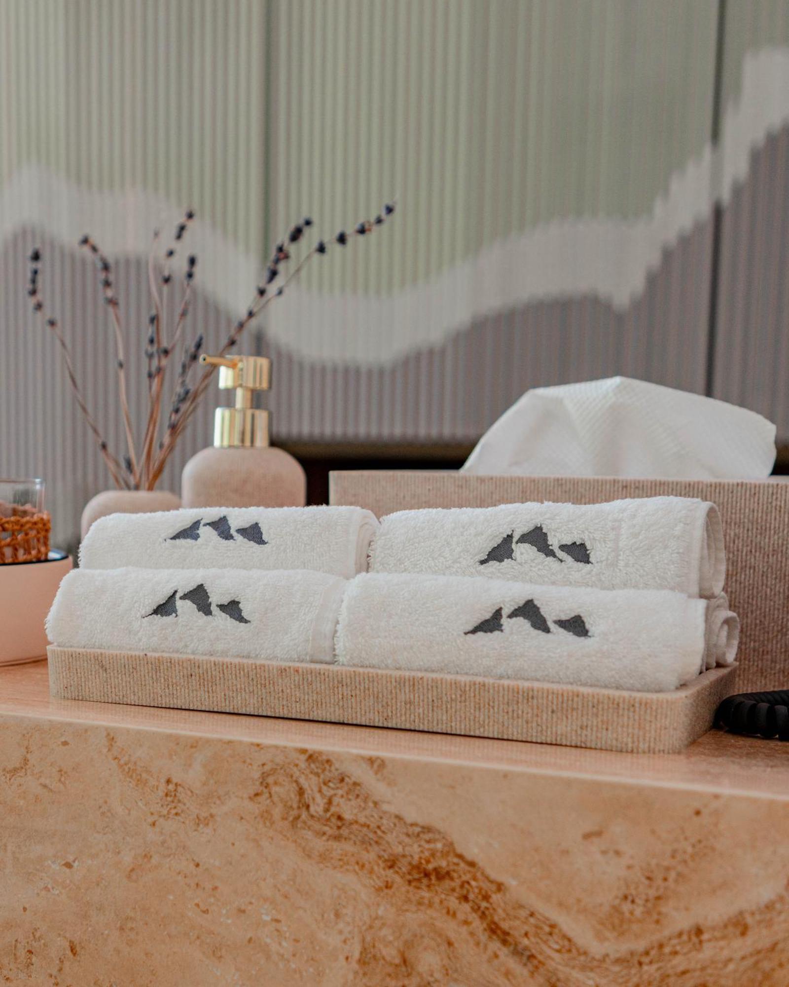 The Bentley Luxury Hotel & Suites Doha Exteriör bild Towels