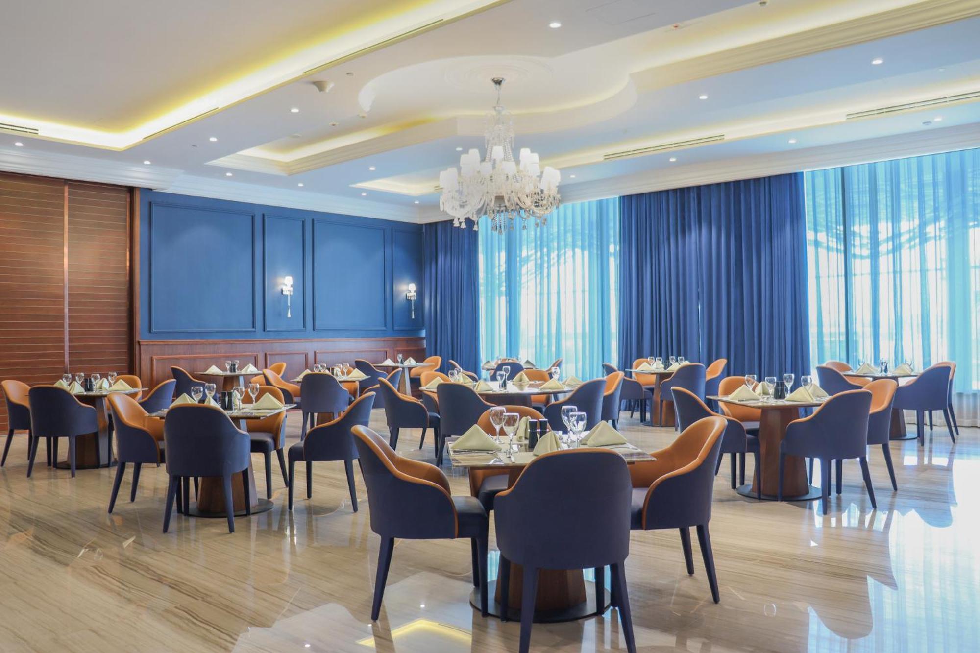 The Bentley Luxury Hotel & Suites Doha Exteriör bild The restaurant