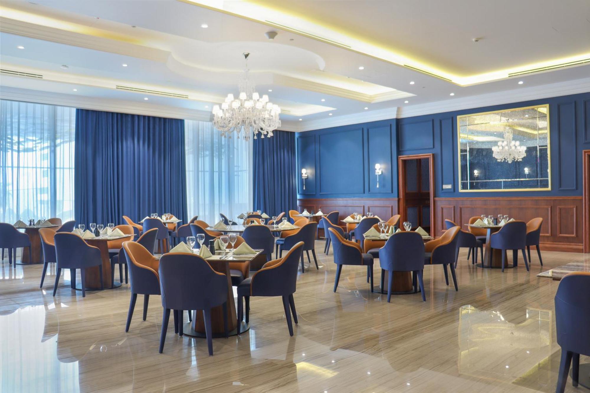 The Bentley Luxury Hotel & Suites Doha Exteriör bild The restaurant at the hotel
