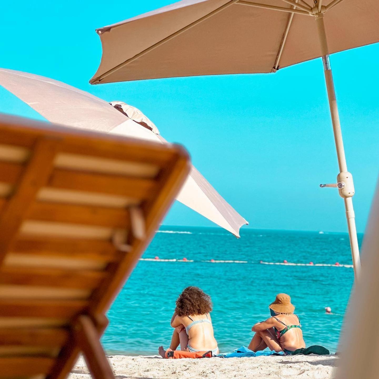 The Bentley Luxury Hotel & Suites Doha Exteriör bild Beach in Marbella