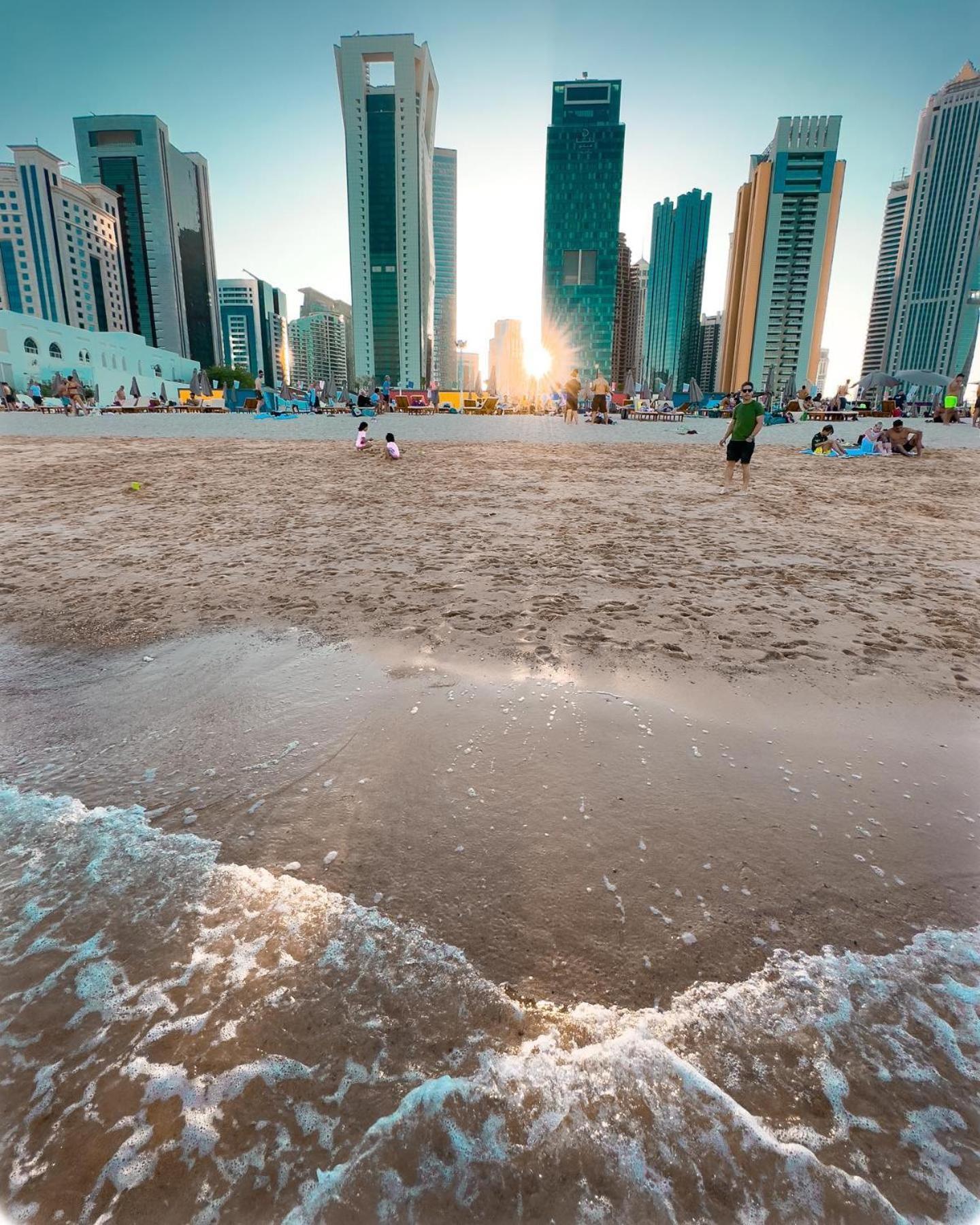 The Bentley Luxury Hotel & Suites Doha Exteriör bild Sunset at Al Qudra Beach