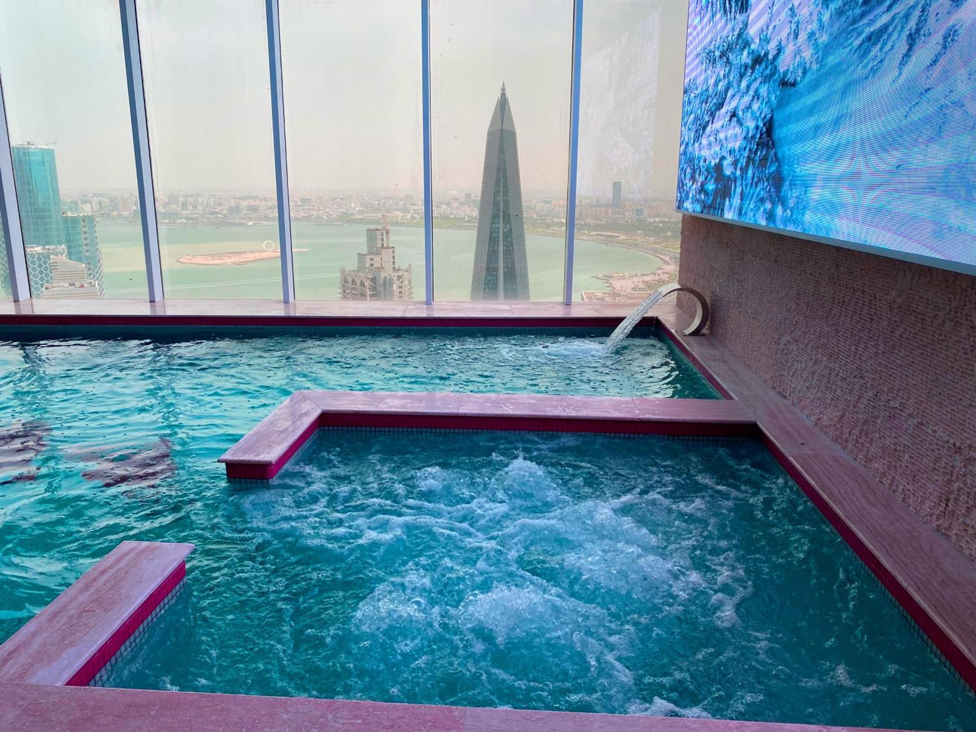 The Bentley Luxury Hotel & Suites Doha Exteriör bild The swimming pool at the Ritz-Carlton, Riyadh