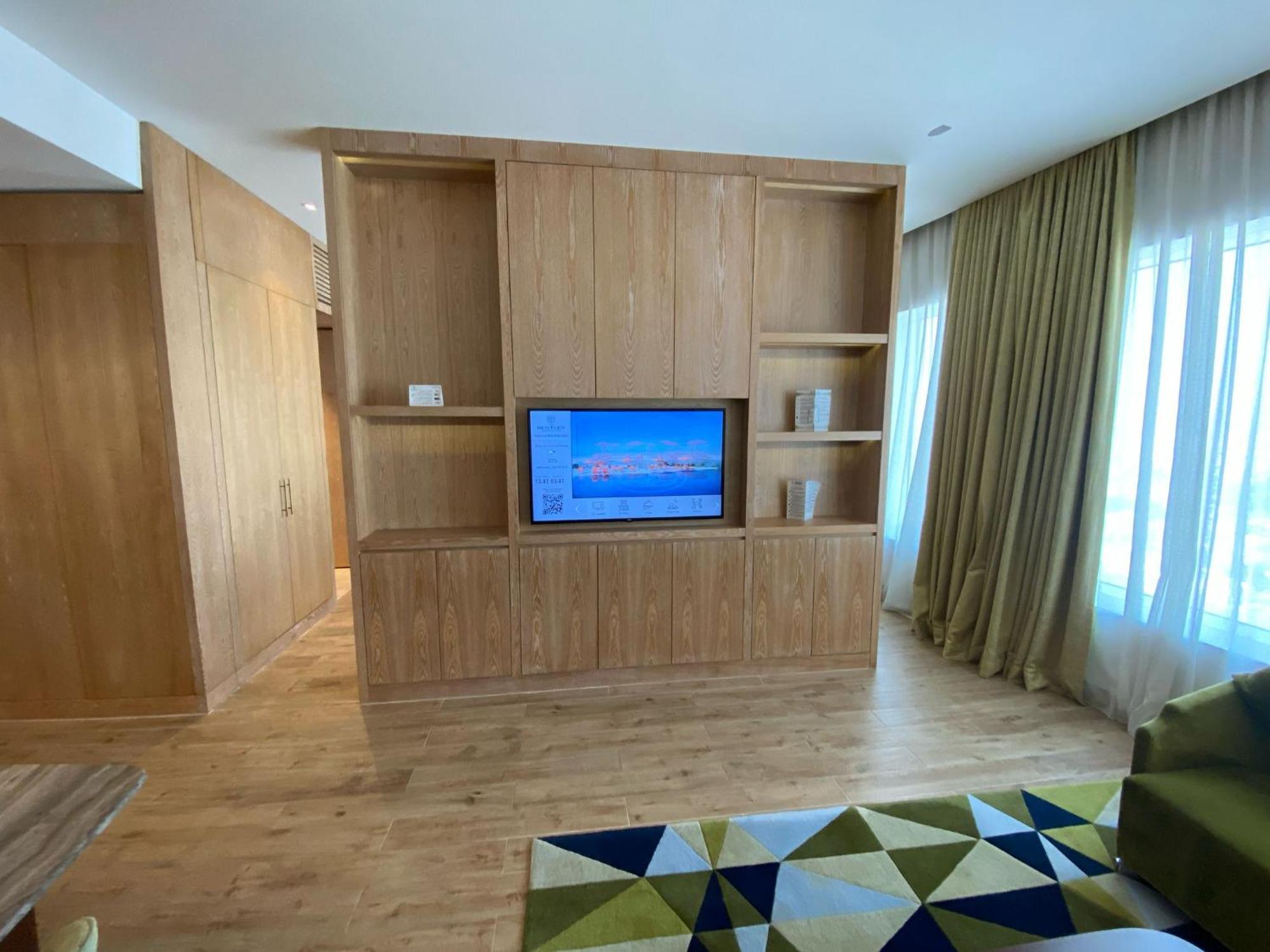 The Bentley Luxury Hotel & Suites Doha Exteriör bild A television in a hotel room