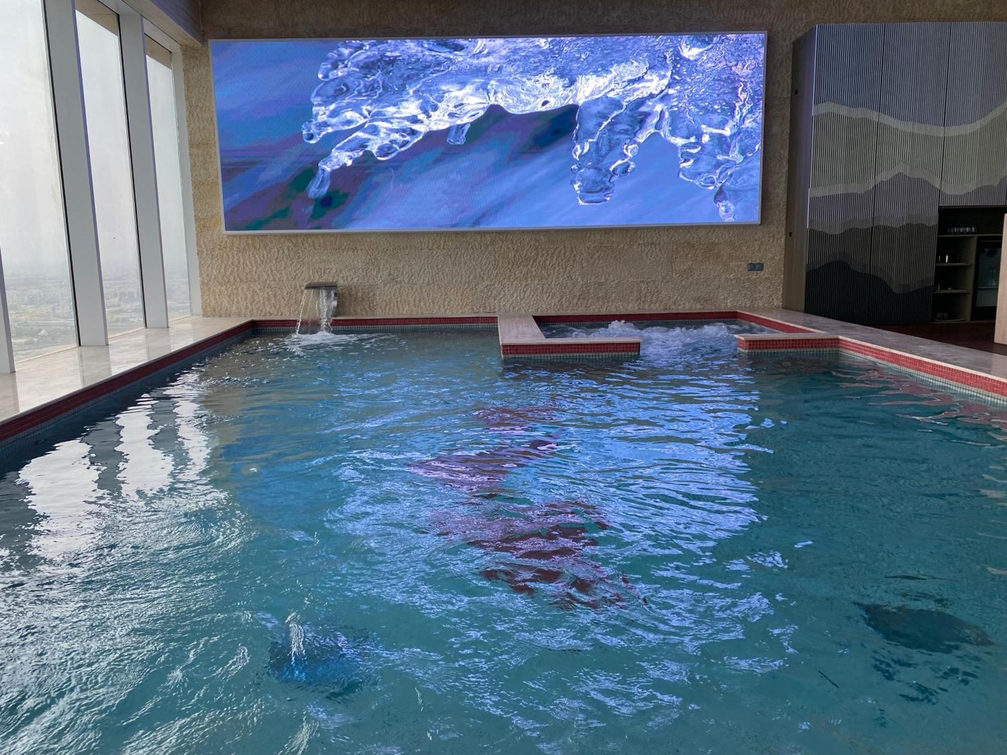The Bentley Luxury Hotel & Suites Doha Exteriör bild The indoor pool